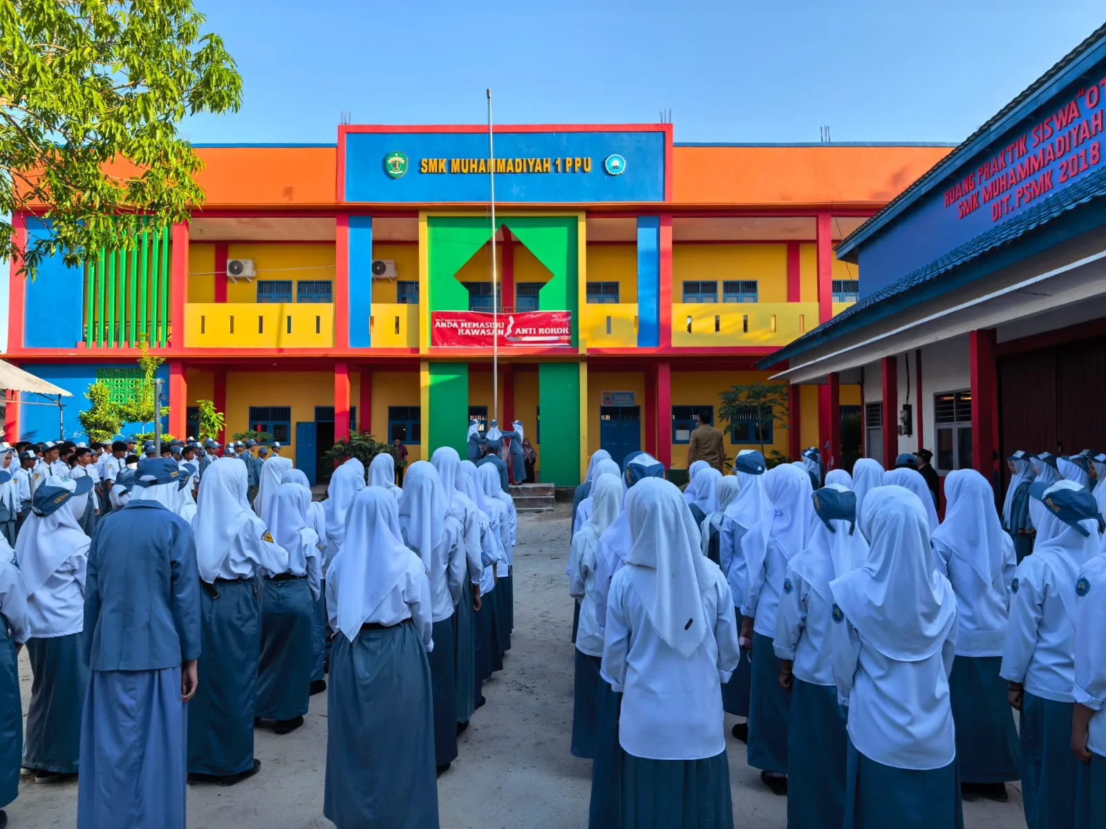 Tingkatkan Kemitraan Strategis, Pembina Upacara di AUM SMK MUTU PPU Diisi oleh Kasubag Umum Kecamatan Babulu
